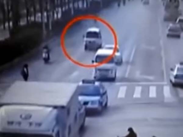  ఉన్నట్లుండి గాల్లోకి ఎగిరి పడిన కార్లు: ఇది గ్రహాంతర వాసుల పనేనా ?