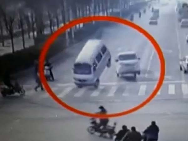  ఉన్నట్లుండి గాల్లోకి ఎగిరి పడిన కార్లు: ఇది గ్రహాంతర వాసుల పనేనా ?