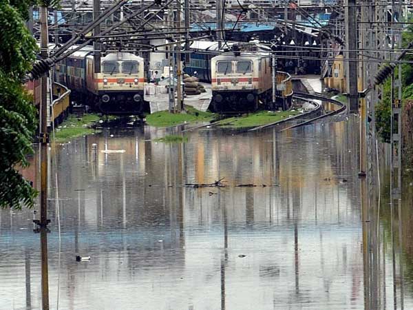 చెన్నై వరద ప్రాంతాల్లో కనీవిని ఎరుగని వాహనదారుల ఇక్కట్లు: ఫోటోలు.