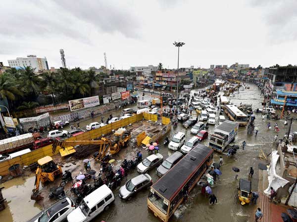 చెన్నై వరద ప్రాంతాల్లో కనీవిని ఎరుగని వాహనదారుల ఇక్కట్లు: ఫోటోలు.