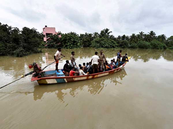 చెన్నై వరద ప్రాంతాల్లో కనీవిని ఎరుగని వాహనదారుల ఇక్కట్లు: ఫోటోలు.