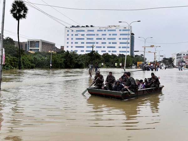 చెన్నై వరద ప్రాంతాల్లో కనీవిని ఎరుగని వాహనదారుల ఇక్కట్లు: ఫోటోలు.