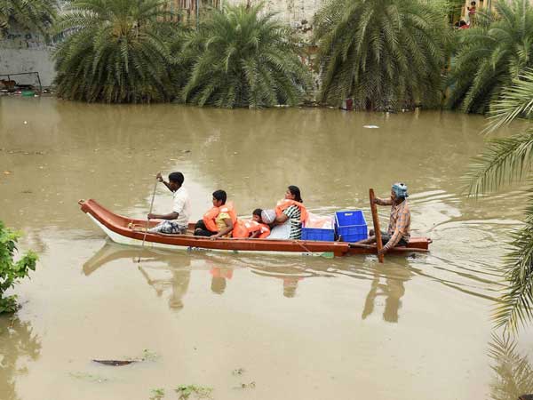చెన్నై వరద ప్రాంతాల్లో కనీవిని ఎరుగని వాహనదారుల ఇక్కట్లు: ఫోటోలు.