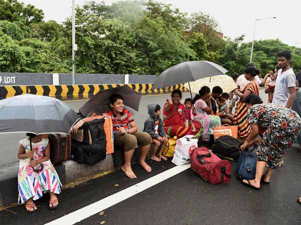చెన్నై వరద ప్రాంతాల్లో కనీవిని ఎరుగని వాహనదారుల ఇక్కట్లు: ఫోటోలు.