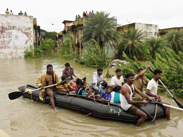 చెన్నై వరద ప్రాంతాల్లో కనీవిని ఎరుగని వాహనదారుల ఇక్కట్లు: ఫోటోలు.
