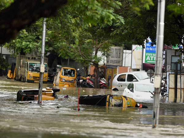 చెన్నై వరద ప్రాంతాల్లో కనీవిని ఎరుగని వాహనదారుల ఇక్కట్లు: ఫోటోలు.
