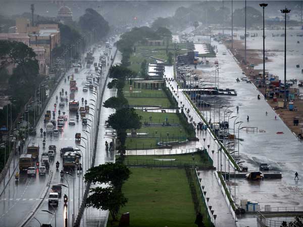 చెన్నై వరద ప్రాంతాల్లో కనీవిని ఎరుగని వాహనదారుల ఇక్కట్లు: ఫోటోలు.