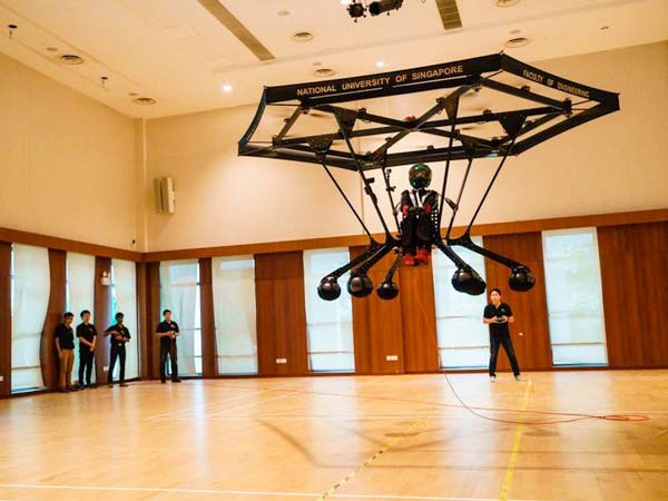  మొదటి వ్యక్తిగత ఎగిరే యంత్రాన్ని రూపొందించిన విద్యార్థులు