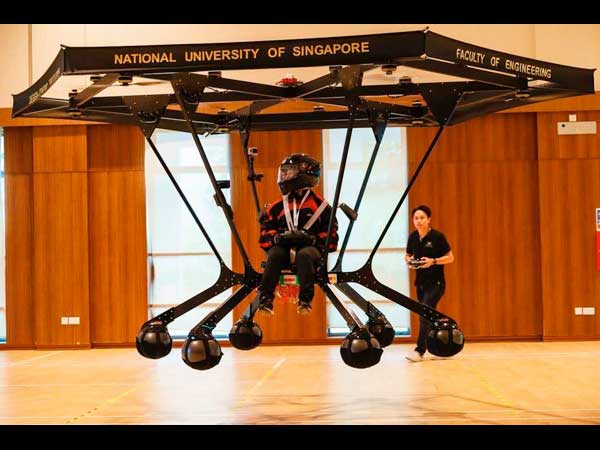  మొదటి వ్యక్తిగత ఎగిరే యంత్రాన్ని రూపొందించిన విద్యార్థులు