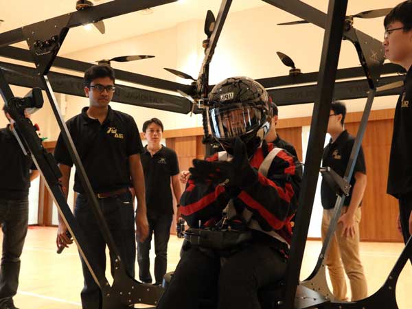  మొదటి వ్యక్తిగత ఎగిరే యంత్రాన్ని రూపొందించిన విద్యార్థులు