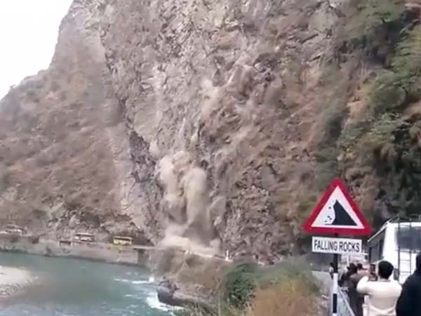  పెను విధ్వంసాన్ని సృష్టించిన కులు కొండ చరియలు