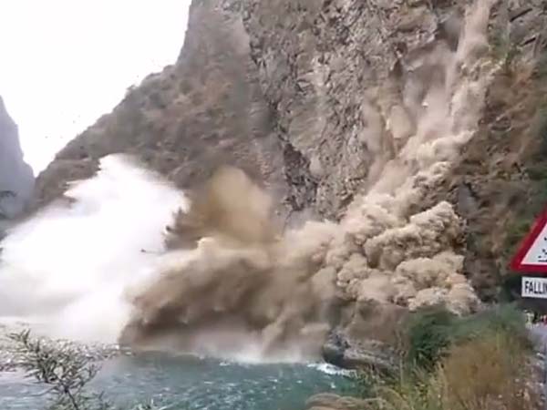  పెను విధ్వంసాన్ని సృష్టించిన కులు కొండ చరియలు