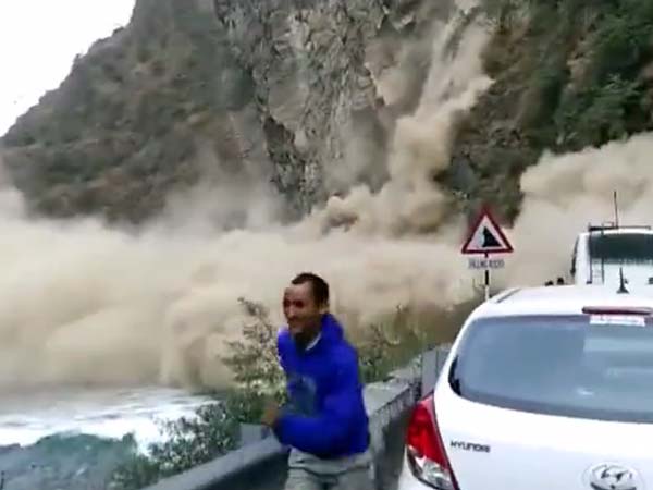  పెను విధ్వంసాన్ని సృష్టించిన కులు కొండ చరియలు