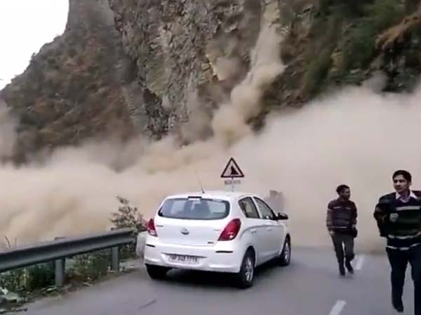  పెను విధ్వంసాన్ని సృష్టించిన కులు కొండ చరియలు