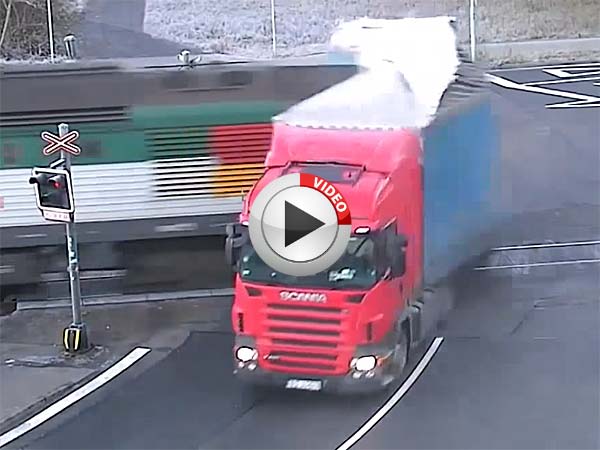  భారీ ట్రక్కును ఢీ కొన్న రైలు: తప్పెవరిది ?