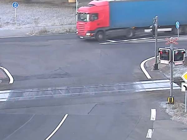  భారీ ట్రక్కును ఢీ కొన్న రైలు: తప్పెవరిది ?