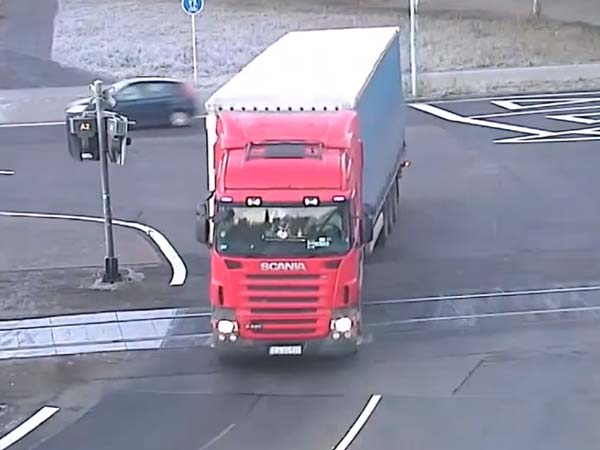  భారీ ట్రక్కును ఢీ కొన్న రైలు: తప్పెవరిది ?