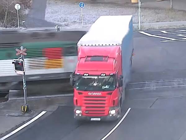  భారీ ట్రక్కును ఢీ కొన్న రైలు: తప్పెవరిది ?