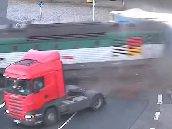  భారీ ట్రక్కును ఢీ కొన్న రైలు: తప్పెవరిది ?