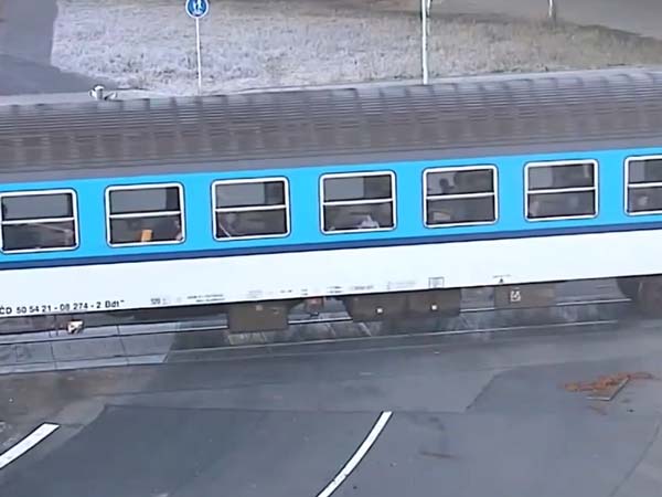  భారీ ట్రక్కును ఢీ కొన్న రైలు: తప్పెవరిది ?