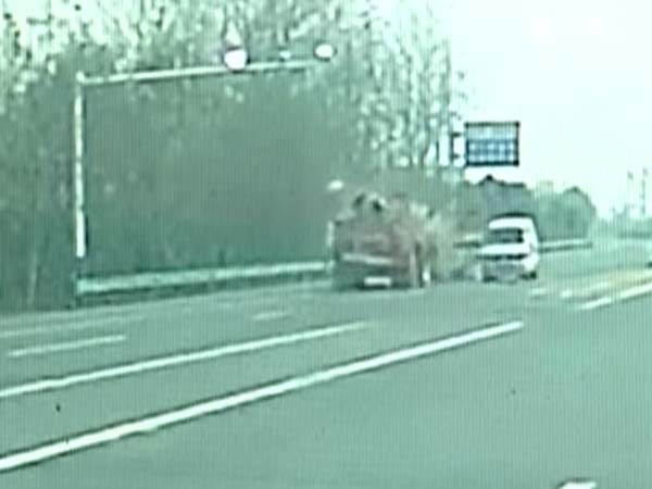 విచిత్రంగా చోటు చేసుకున్న ప్రమాదం