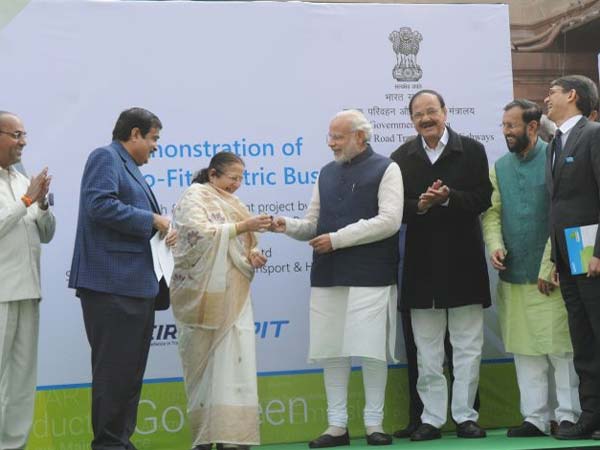 ఎలక్ట్రిక్ బస్సును ప్రారంభించిన ప్రధాన మంత్రి నరేంద్ర మోడి