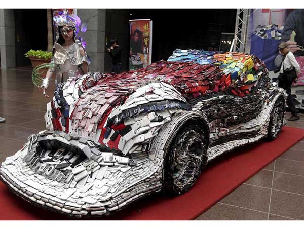 25,000 ఫోన్లతో రూపొందించబడిన కారు