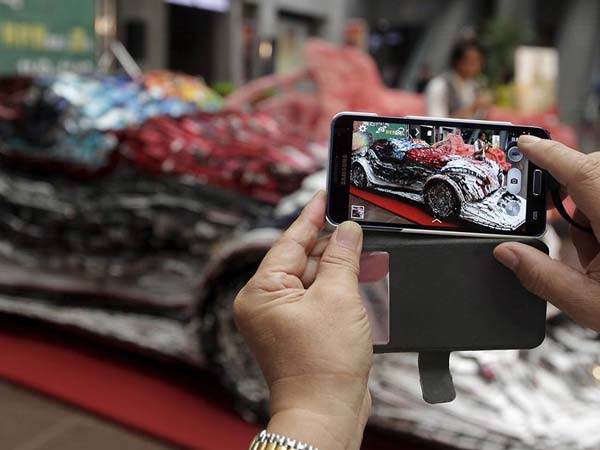 25,000 ఫోన్లతో రూపొందించబడిన కారు