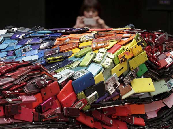 25,000 ఫోన్లతో రూపొందించబడిన కారు