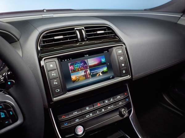 జాగ్వార్ ఎక్స్ఇ సెడాన్ కారు యొక్క ఫోటోలు