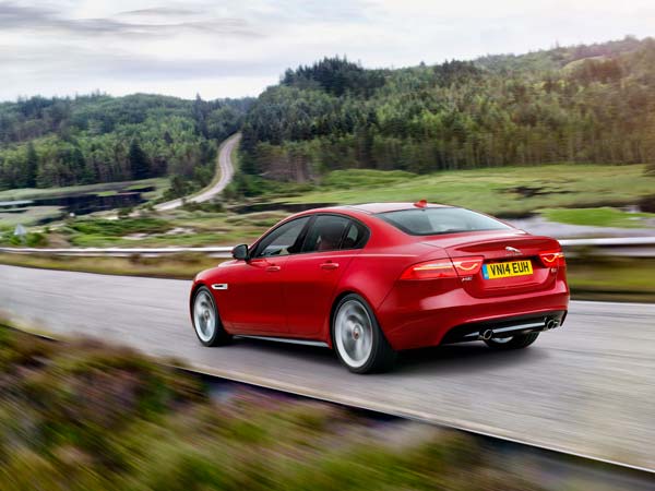 జాగ్వార్ ఎక్స్ఇ సెడాన్ కారు యొక్క ఫోటోలు