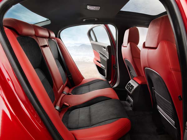 జాగ్వార్ ఎక్స్ఇ సెడాన్ కారు యొక్క ఫోటోలు