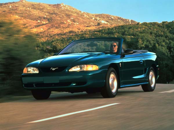 నాలుగవ తరానికి చెందిన ఫోర్డ్ మస్టాంగ్ కార్లు