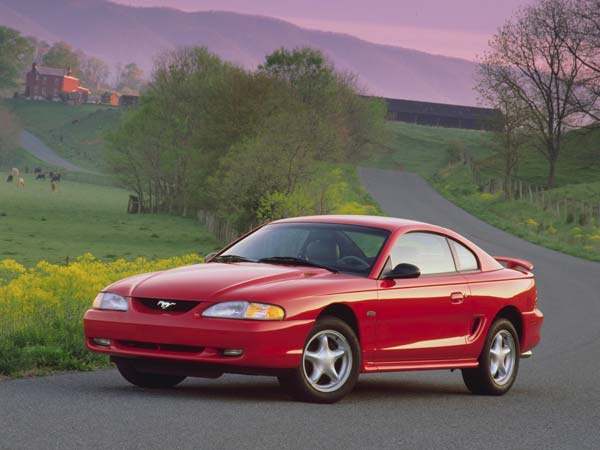 నాలుగవ తరానికి చెందిన ఫోర్డ్ మస్టాంగ్ కార్లు