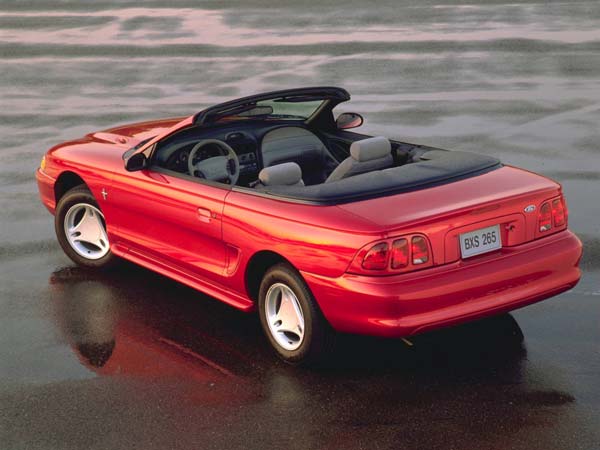 నాలుగవ తరానికి చెందిన ఫోర్డ్ మస్టాంగ్ కార్లు