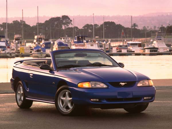 నాలుగవ తరానికి చెందిన ఫోర్డ్ మస్టాంగ్ కార్లు