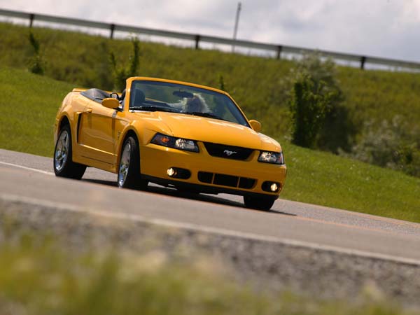 నాలుగవ తరానికి చెందిన ఫోర్డ్ మస్టాంగ్ కార్లు