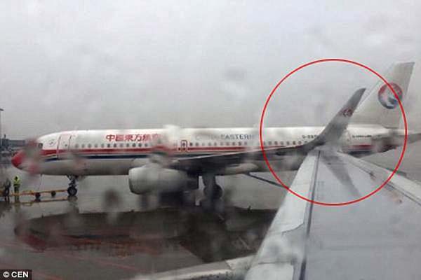  ల్యాండిగ్ సమయంలో స్వల్పంగా ఢీ కొన్న రెండు విమానాలు 