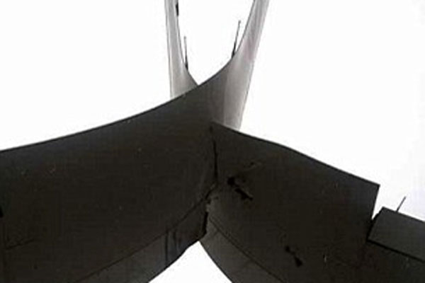  ల్యాండిగ్ సమయంలో స్వల్పంగా ఢీ కొన్న రెండు విమానాలు 