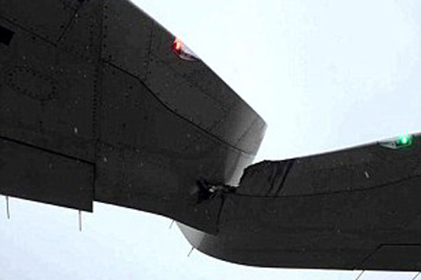  ల్యాండిగ్ సమయంలో స్వల్పంగా ఢీ కొన్న రెండు విమానాలు 