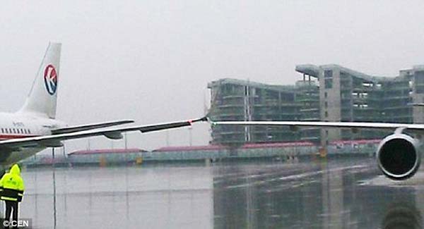  ల్యాండిగ్ సమయంలో స్వల్పంగా ఢీ కొన్న రెండు విమానాలు 