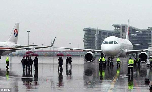 ల్యాండిగ్ సమయంలో స్వల్పంగా ఢీ కొన్న రెండు విమానాలు 