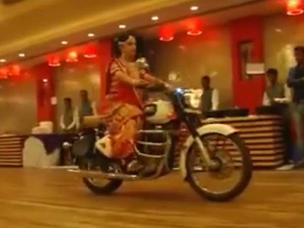 బుల్లెట్ మీద మండపంలోకి ఎంట్రీ ఇచ్చిన వధువు