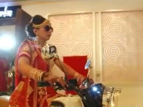 బుల్లెట్ మీద మండపంలోకి ఎంట్రీ ఇచ్చిన వధువు