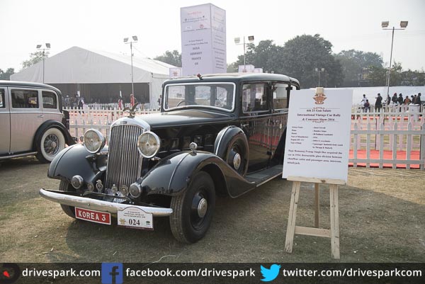 21 గన్ సెల్యూట్ ర్యాలీ: ఎర్ర కోట ముందు తాతల కాలం నాటి కార్లు, బైకులు