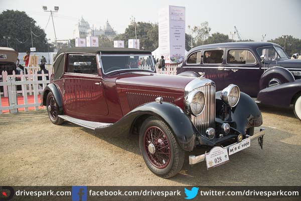 21 గన్ సెల్యూట్ ర్యాలీ: ఎర్ర కోట ముందు తాతల కాలం నాటి కార్లు, బైకులు