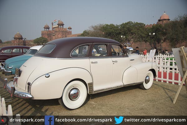 21 గన్ సెల్యూట్ ర్యాలీ: ఎర్ర కోట ముందు తాతల కాలం నాటి కార్లు, బైకులు