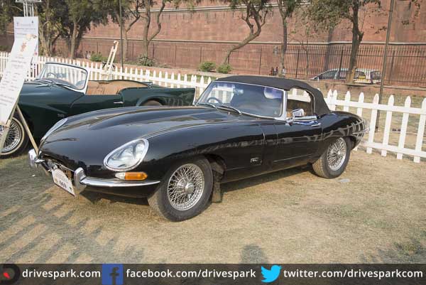 21 గన్ సెల్యూట్ ర్యాలీ: ఎర్ర కోట ముందు తాతల కాలం నాటి కార్లు, బైకులు