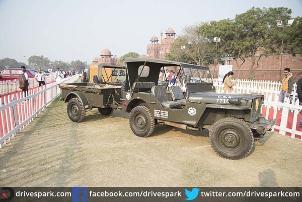 21 గన్ సెల్యూట్ ర్యాలీ: ఎర్ర కోట ముందు తాతల కాలం నాటి కార్లు, బైకులు