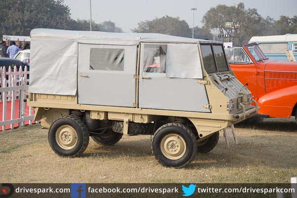 21 గన్ సెల్యూట్ ర్యాలీ: ఎర్ర కోట ముందు తాతల కాలం నాటి కార్లు, బైకులు